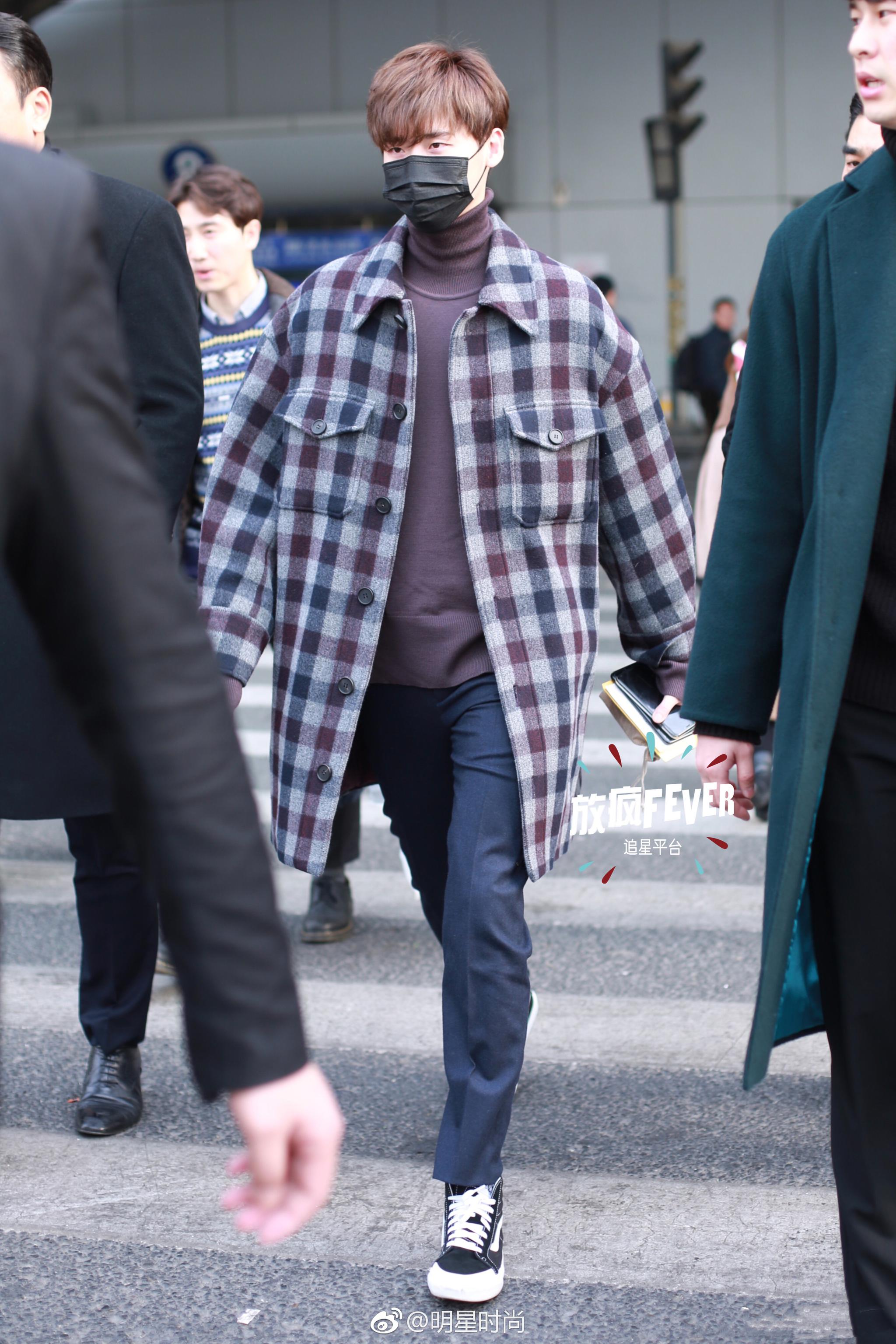 12月20日,李钟硕现身北京机场,小哥哥一身深色look简约时尚