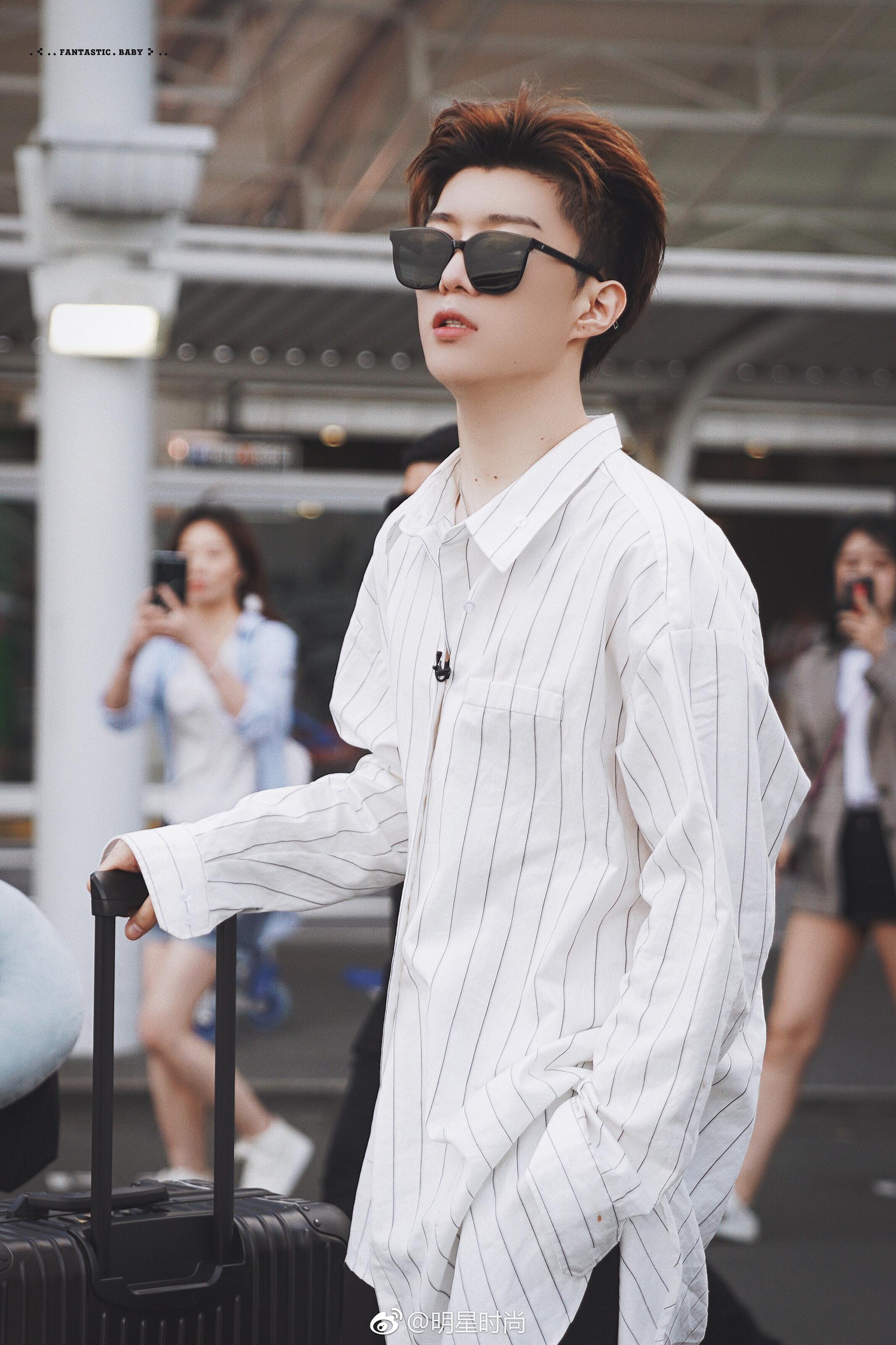 1月16日,范丞丞现身奥克兰机场,白色衬衫搭配黑色长裤