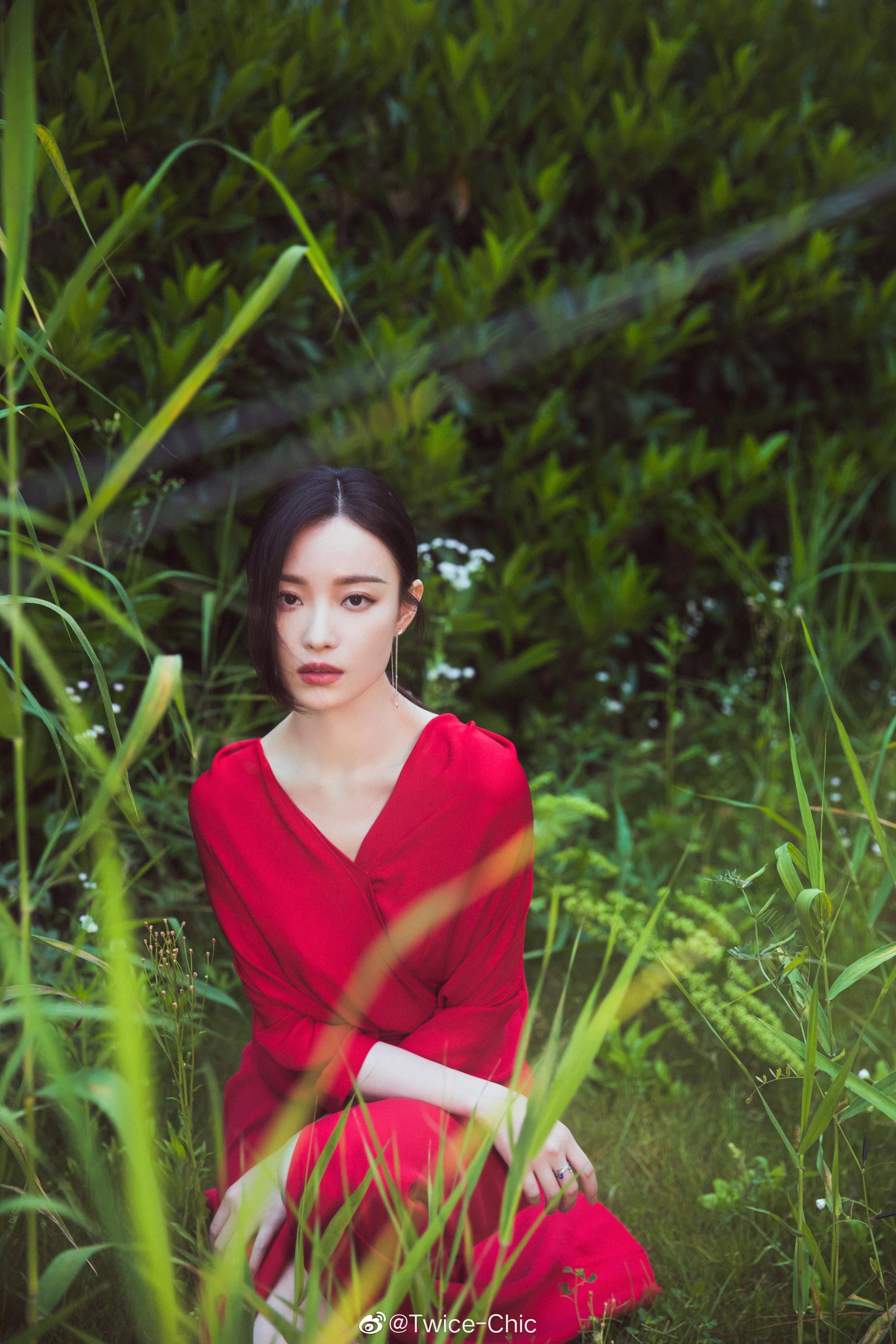 倪妮| 今日活动造型. 芳草之间,悠然红裙.