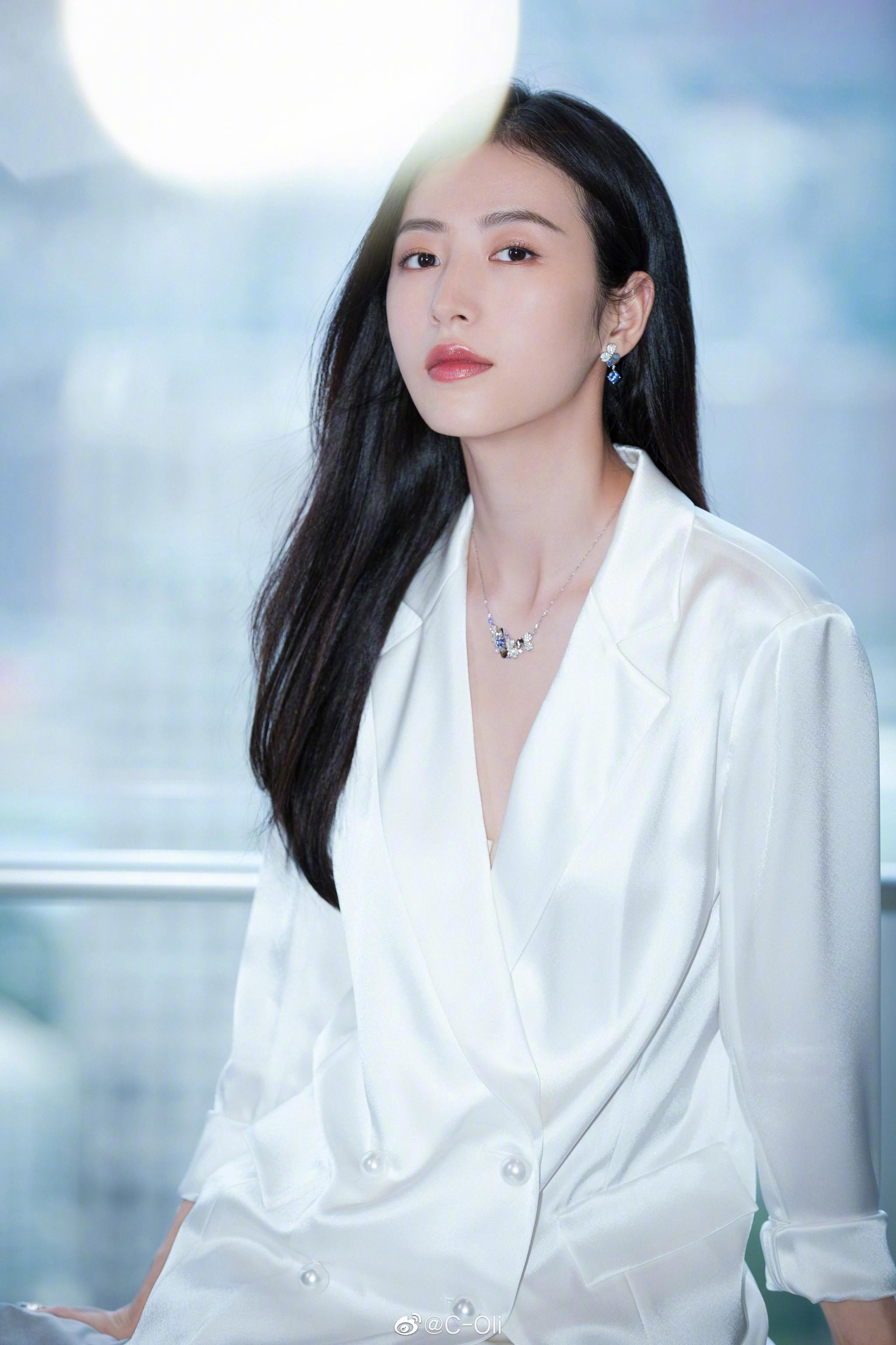 演员周雨彤身着commemoi白色缎面西装出席tiffanyco品牌活动