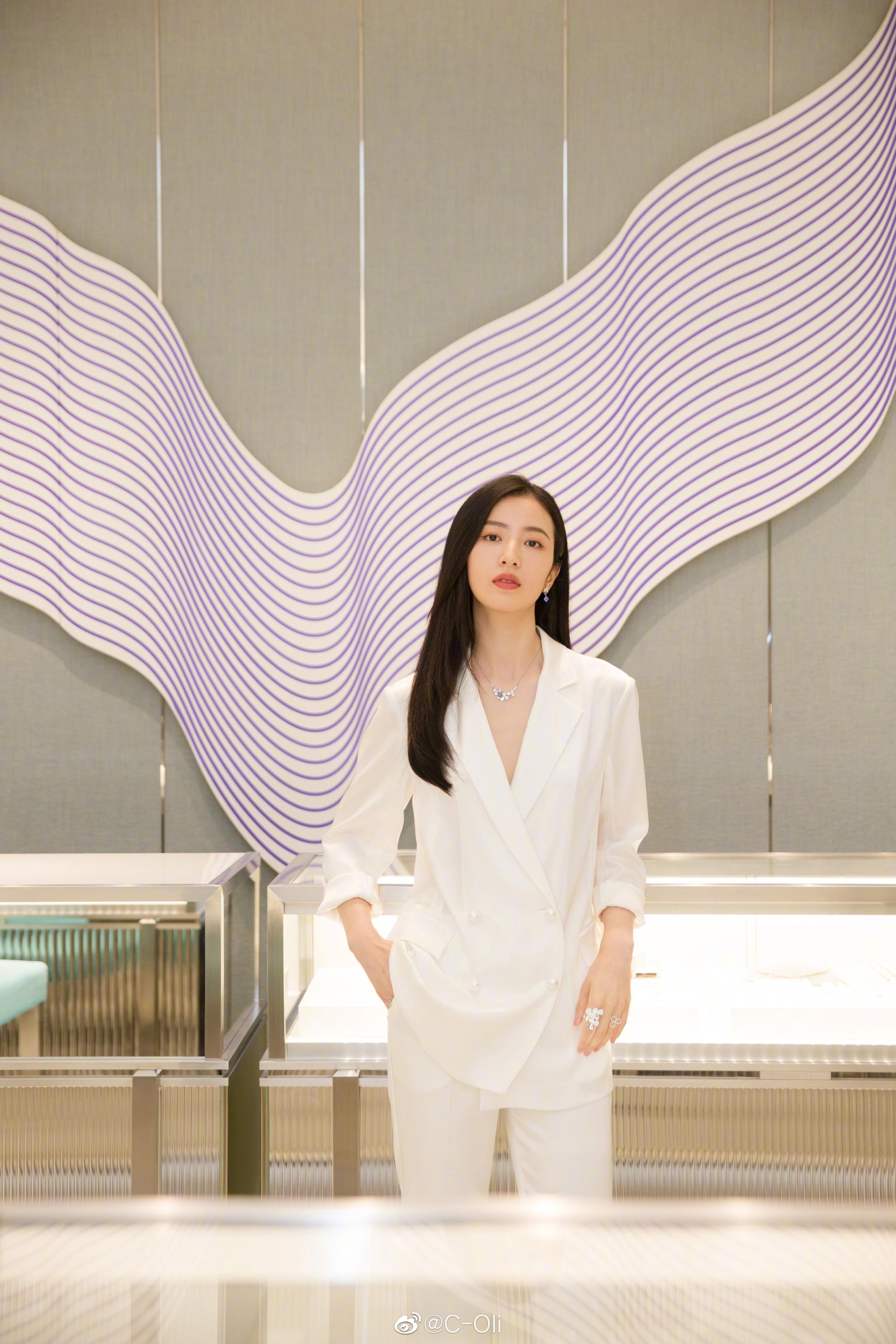 演员周雨彤身着commemoi白色缎面西装出席tiffanyco品牌活动