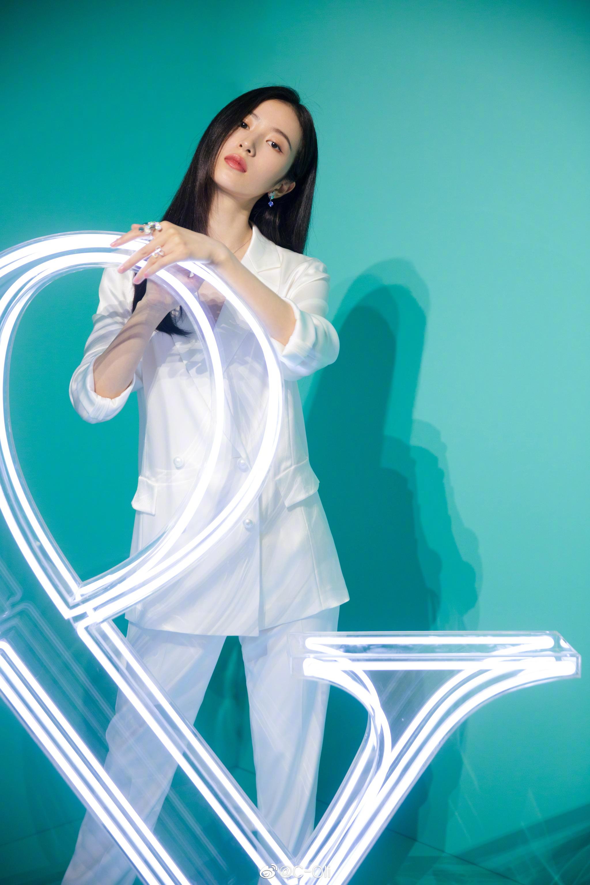 演员周雨彤身着Comme Moi白色缎面西装出席Tiffany & Co品牌活动|周雨彤|缎面|白色_新浪新闻