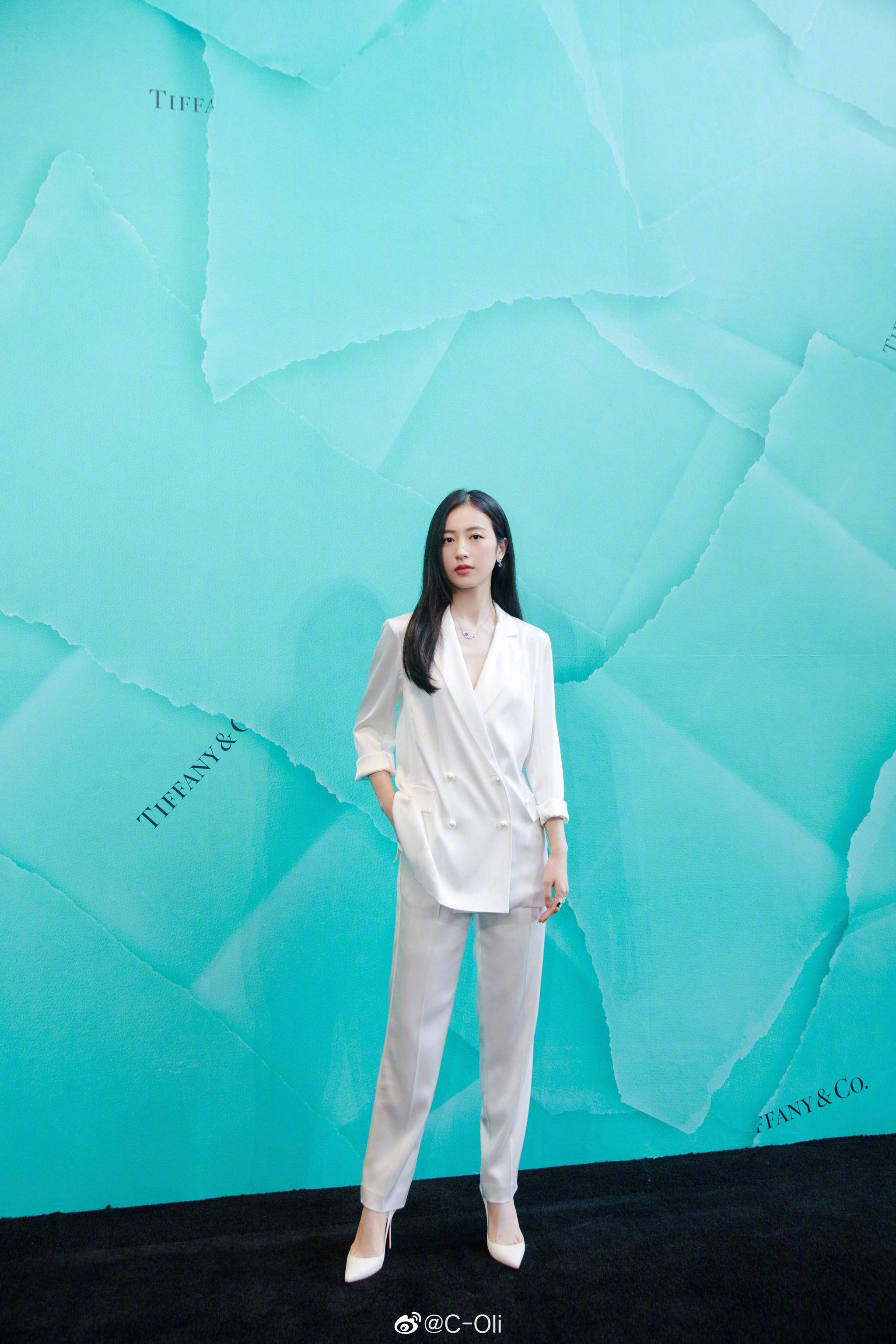 演员周雨彤身着commemoi白色缎面西装出席tiffanyco品牌活动