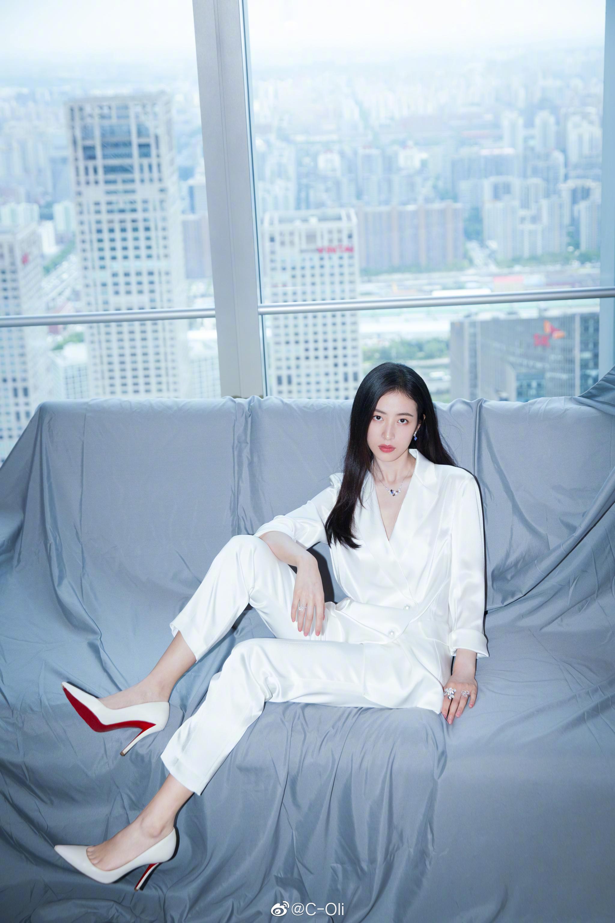 演员周雨彤身着commemoi白色缎面西装出席tiffanyco品牌活动