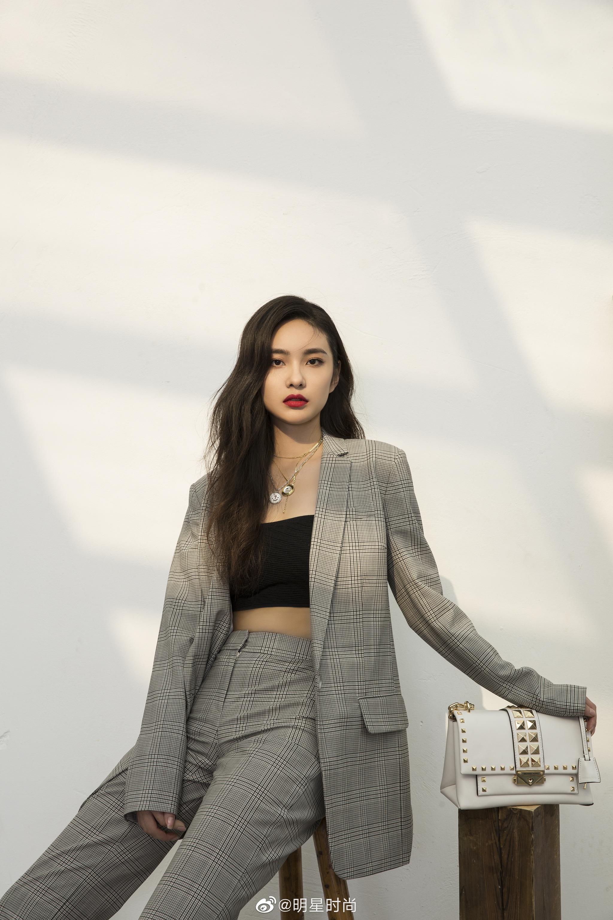 王可如nina   性感西装写真曝光,michael kors 灰色西装套装性感又有