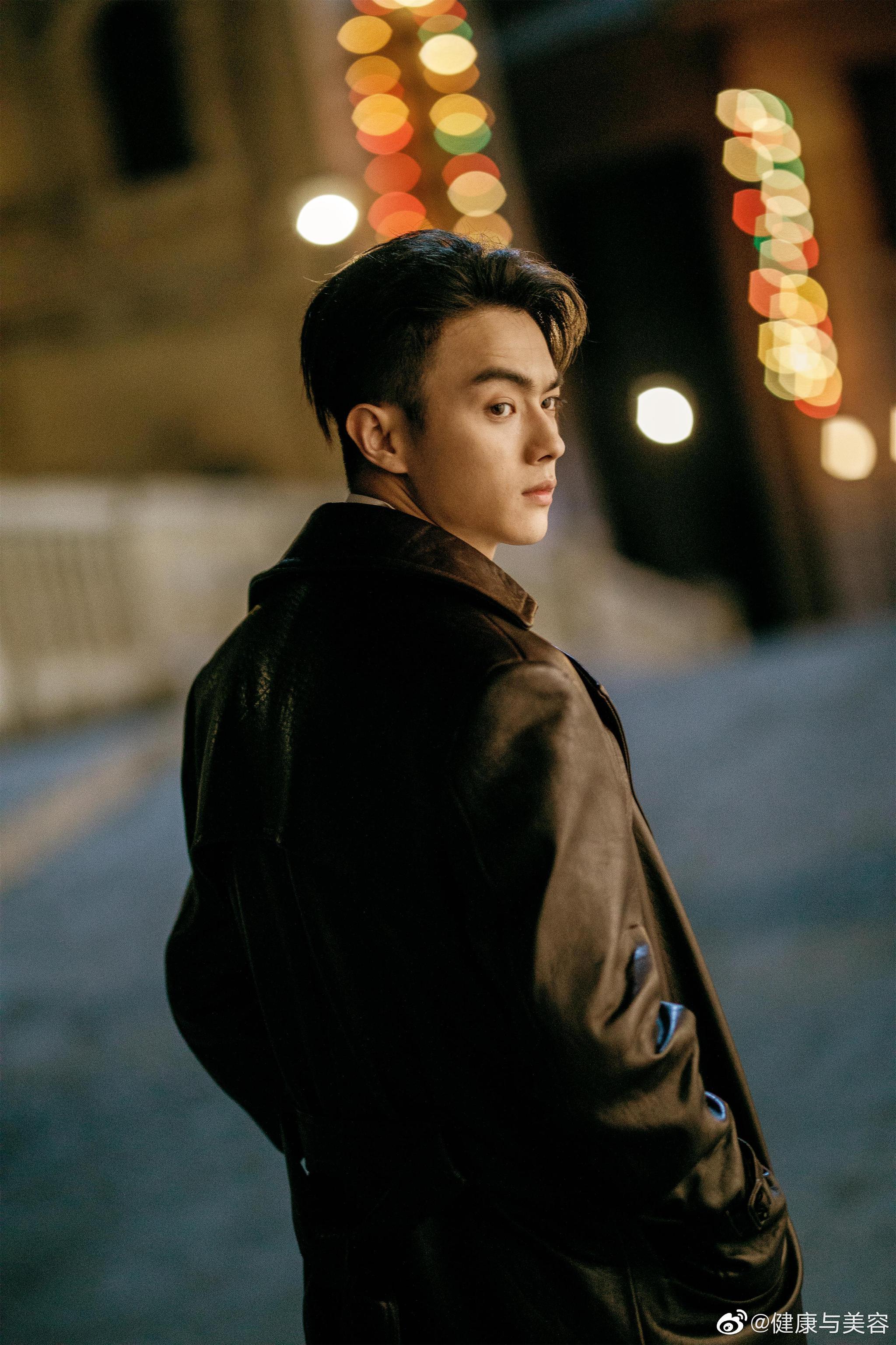 复古风发型被许凯驾驭得也太好了吧!《烈火军校》里的造型