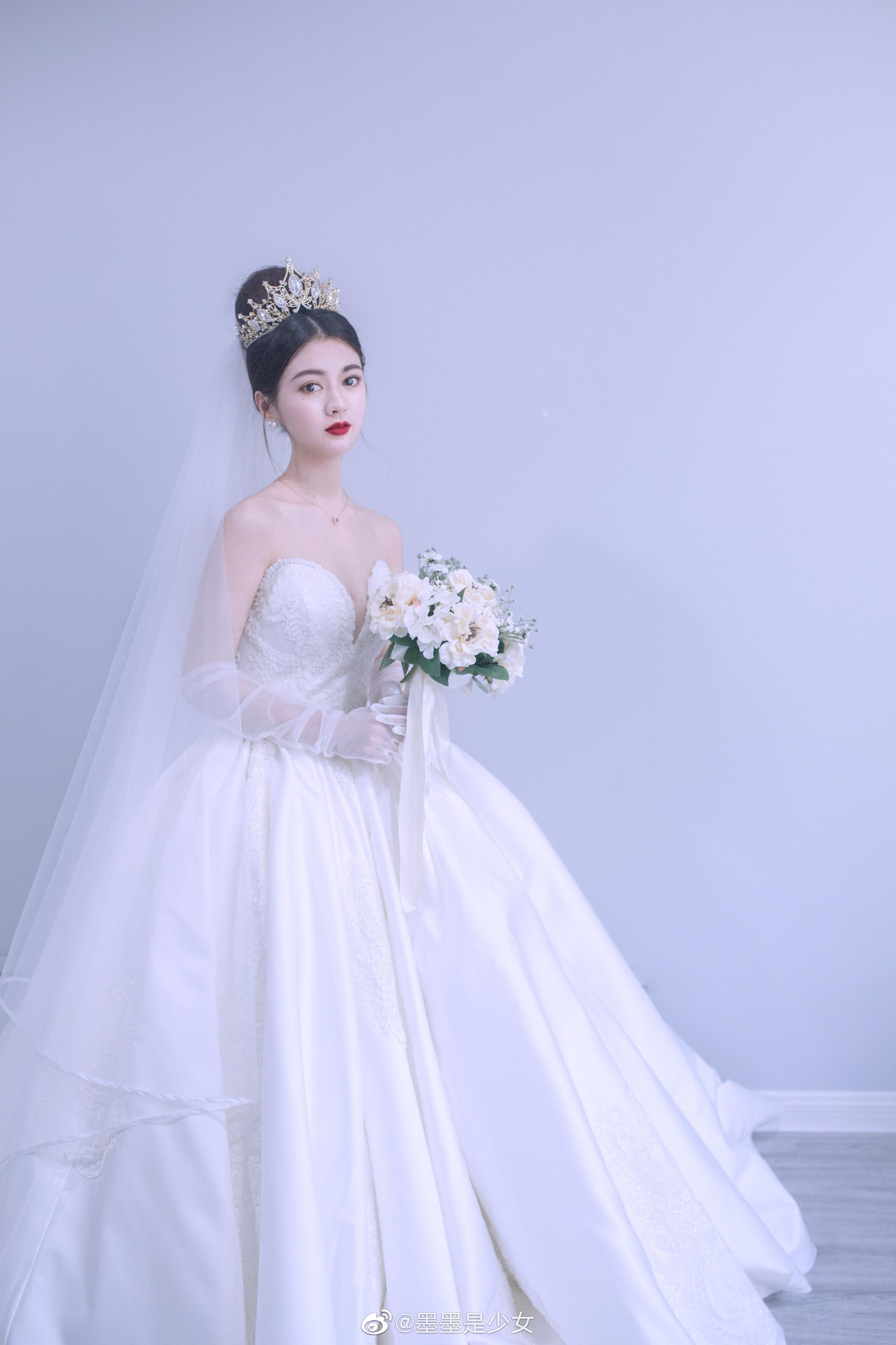 我曾多次想象为你我穿上白纱的那一刻,你是否如初识般心动?化妆造型?