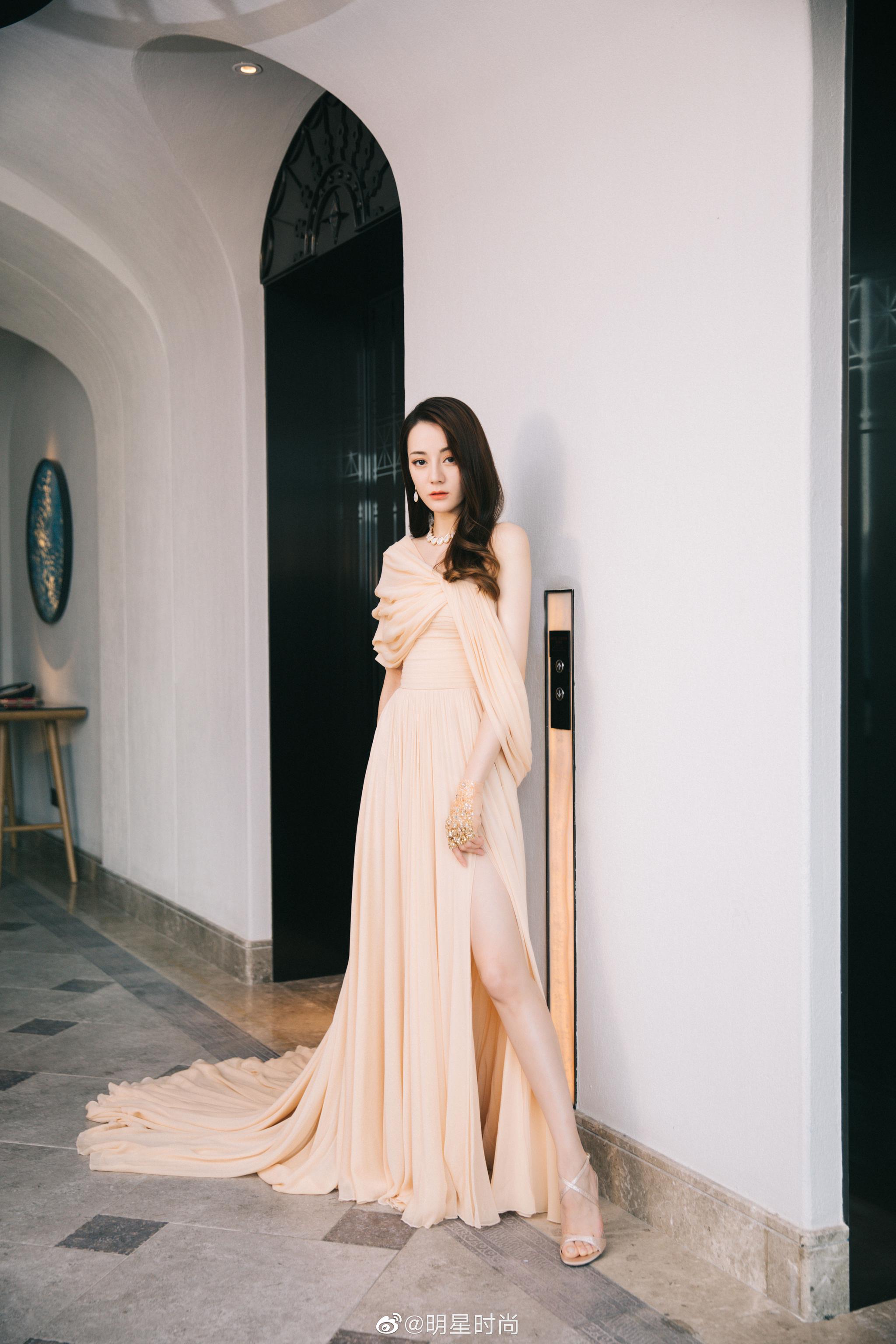 迪丽热巴一袭裸色薄纱高定礼服搭配水钻手套亮相活动
