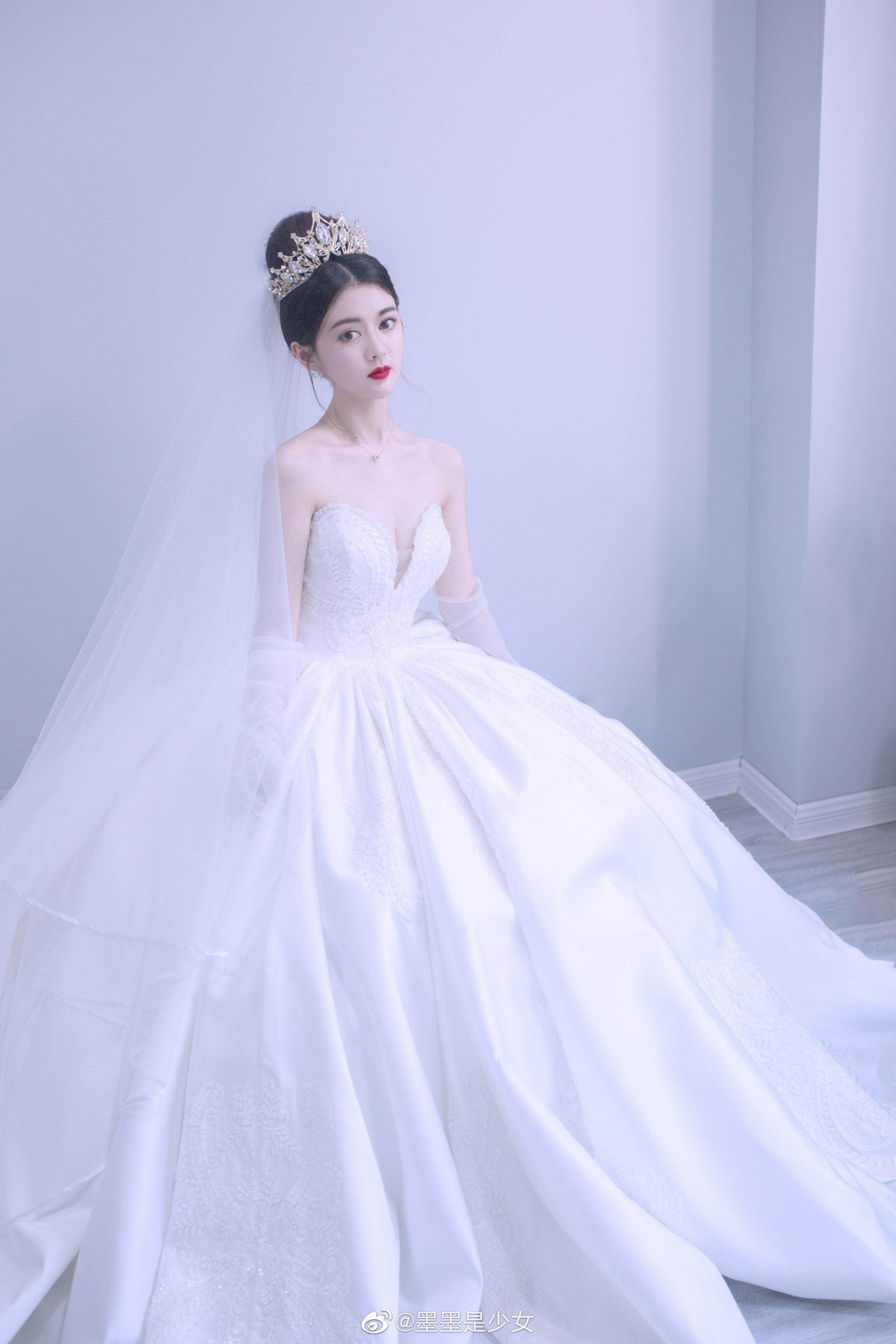 化妆造型?@墨墨是少女 摄影后期?