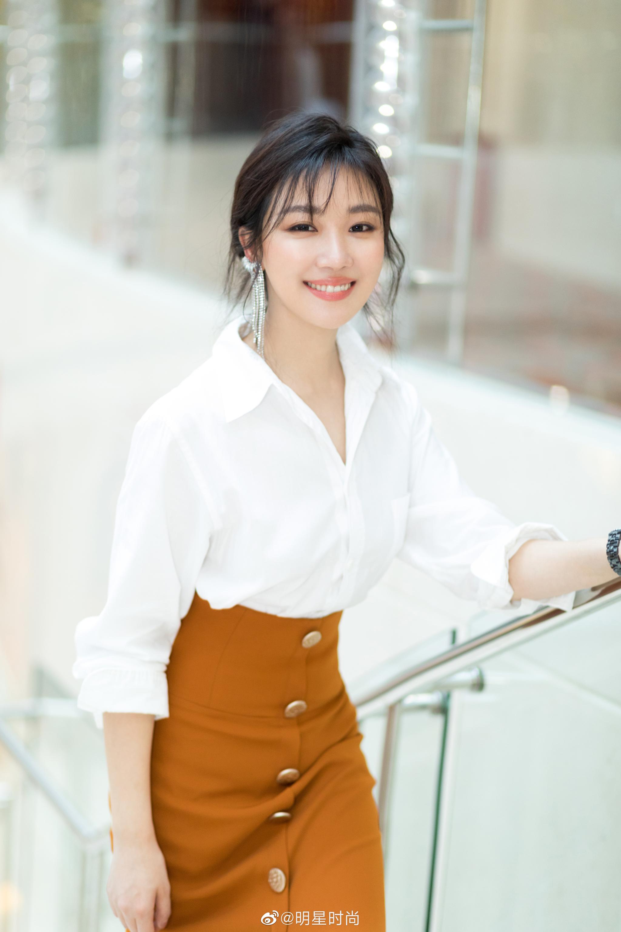 昨日出席主演电视剧媒体见面会,干练衬衫搭配修身半裙清爽大气