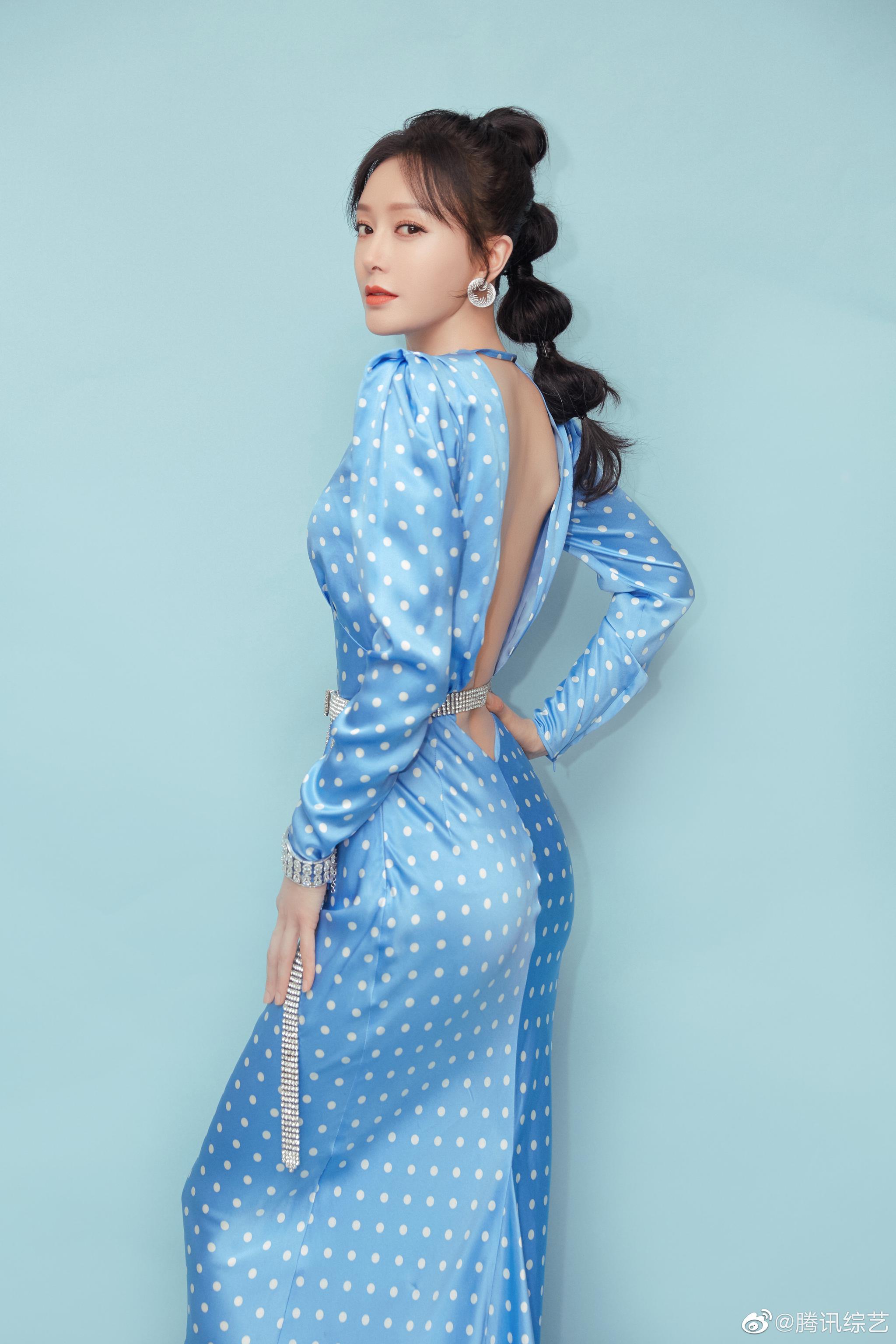 秦岚 芭莎慈善夜红毯造型.一袭蓝色复古波点裙搭配水钻腰带