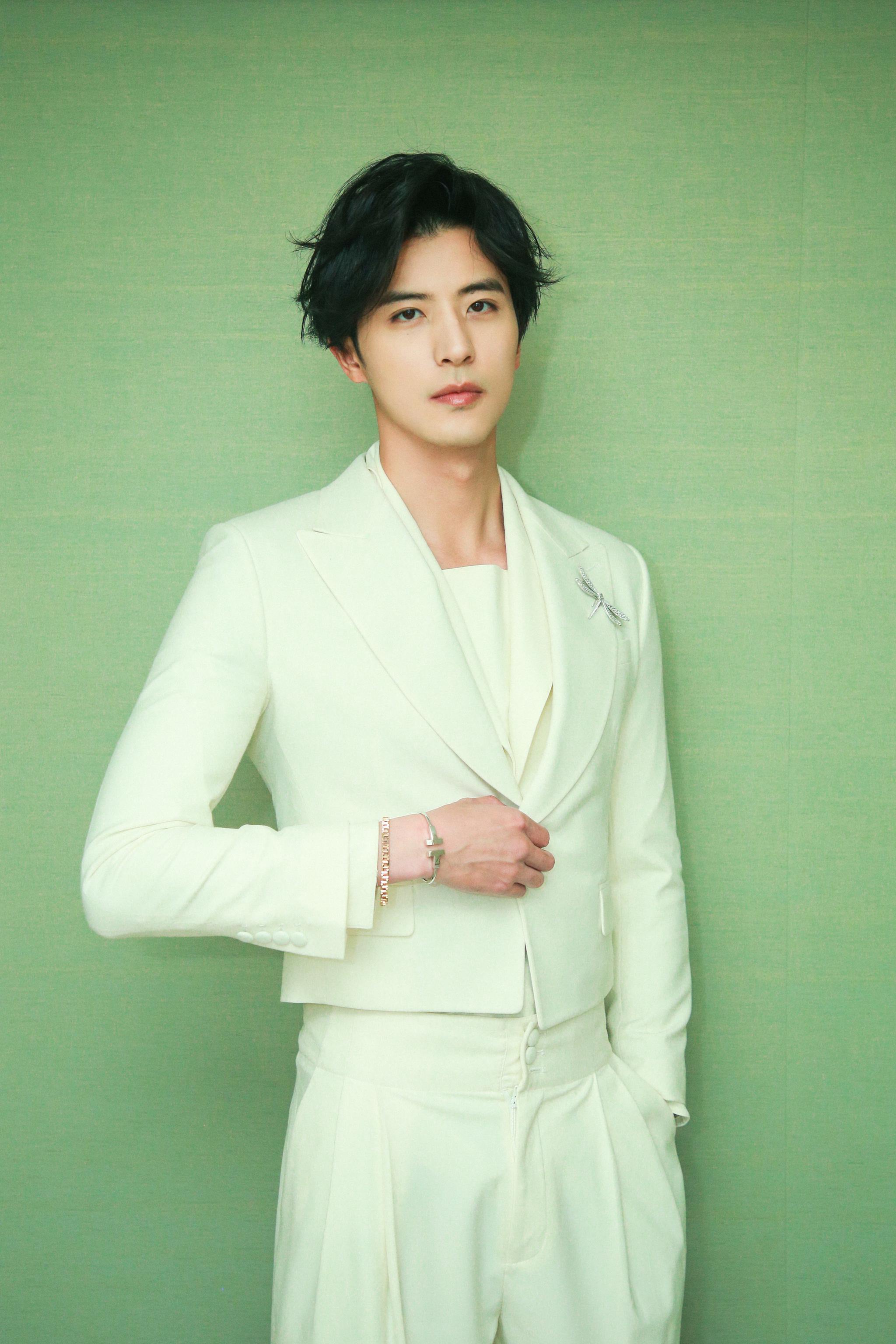 1 / 4 @徐开骋 身着纯白西服套装潇洒亮相,展现优越挺拔好身材.