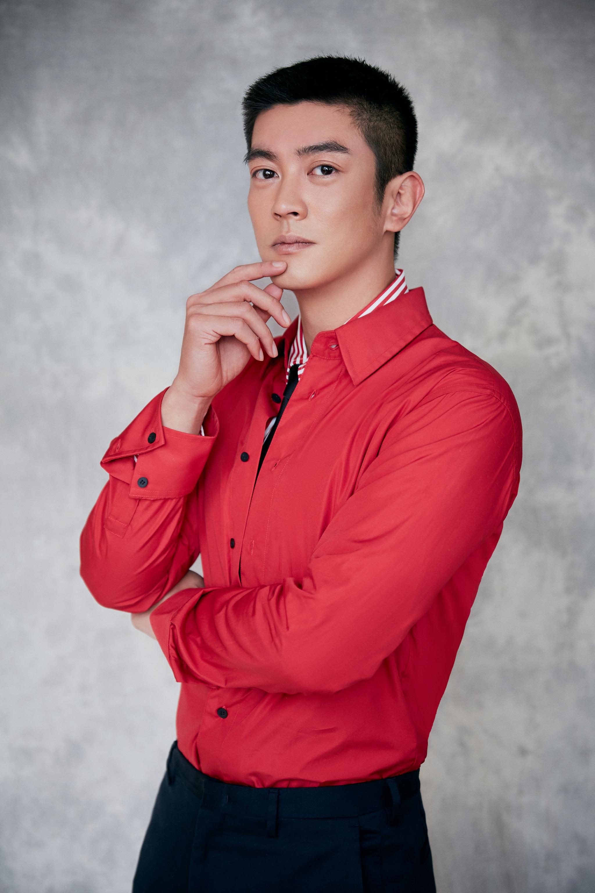 杜江身穿红色衬衫搭配霍思燕中国风红白长裙嗯哼则是一身正红