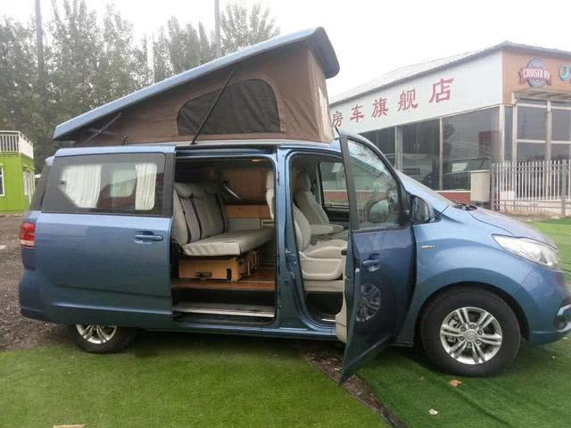 这辆国产房车不得了,具备升降顶,配有淋浴帐篷可进行淋浴