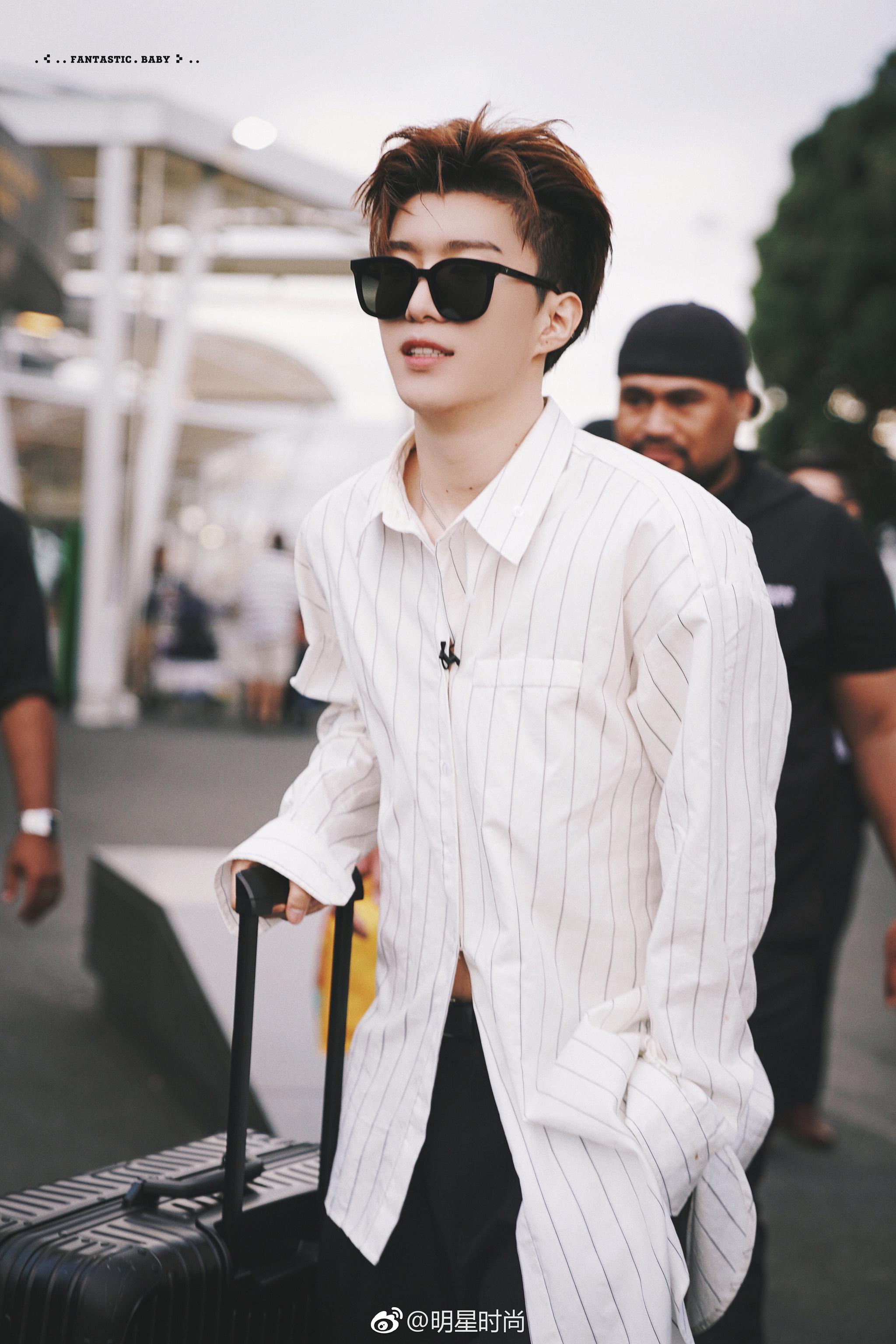 1月16日,范丞丞现身奥克兰机场,白色衬衫搭配黑色长裤