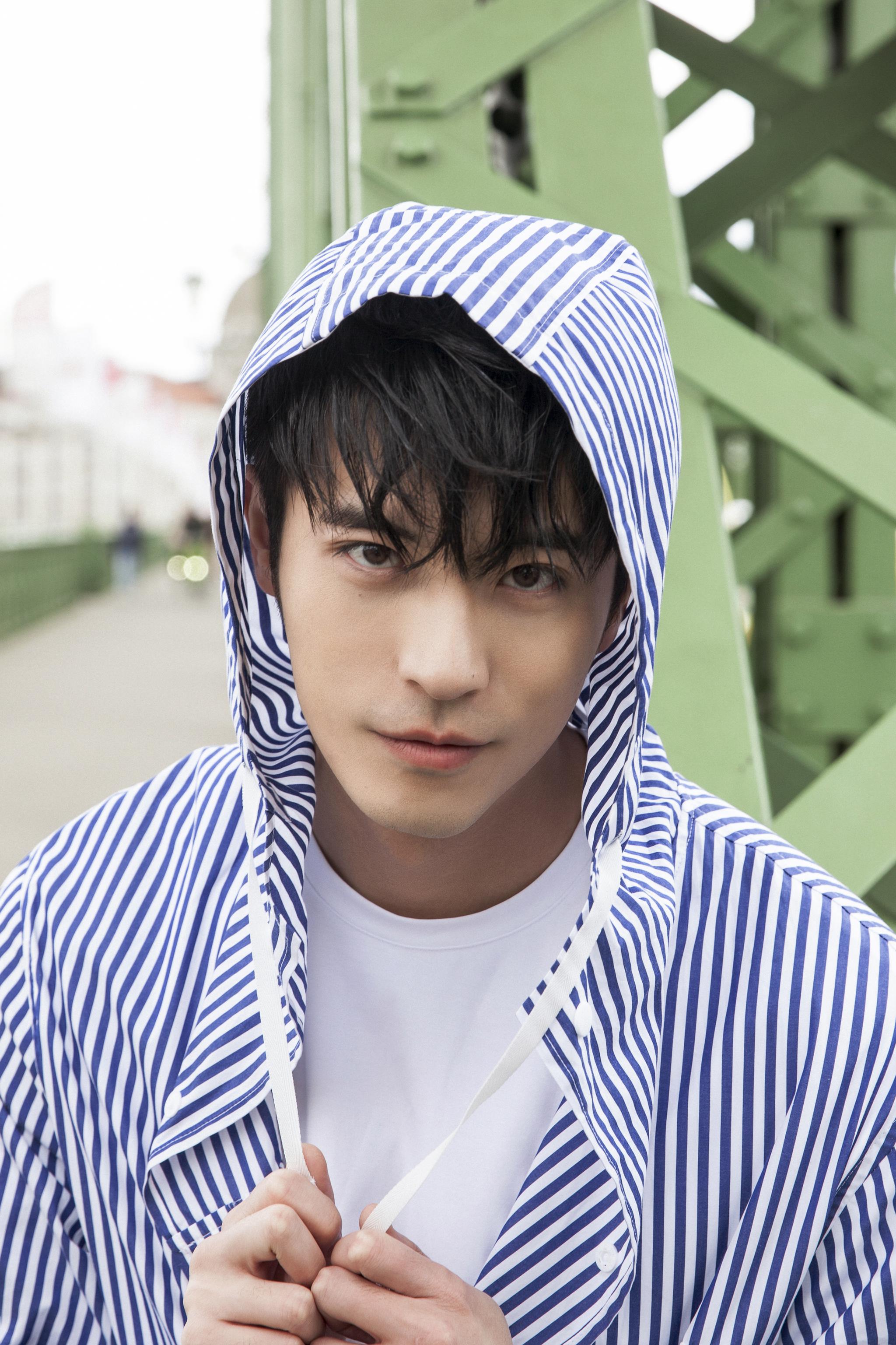 梦想国度,眼底有阳光中流淌的温柔.青年演员,勇往直前.