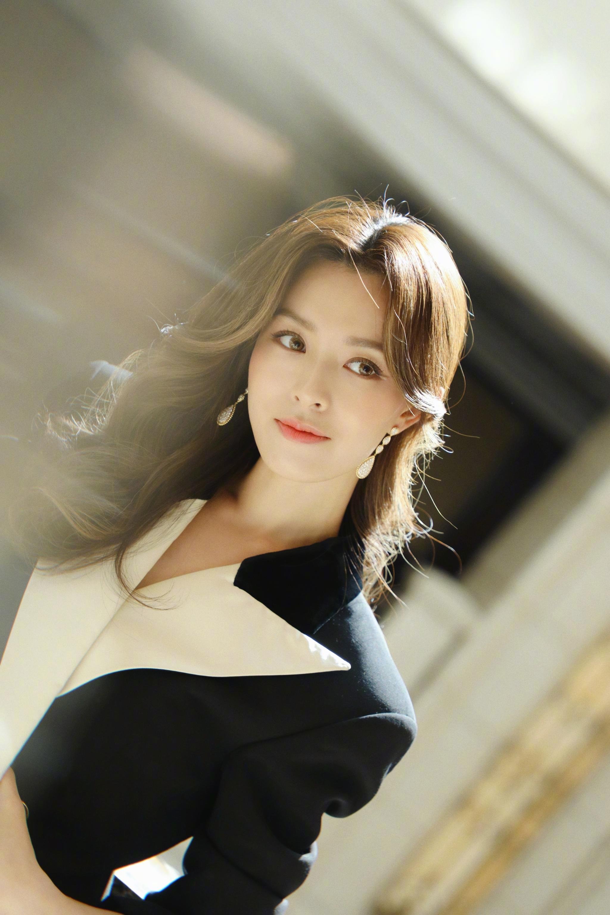 文咏珊出席电影《黎明勋章》发布会暨开机仪式_高清图集_新浪网