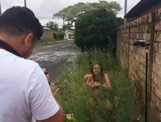 但是看一下现实中的,小姐姐,你这是在蹲坑吗.