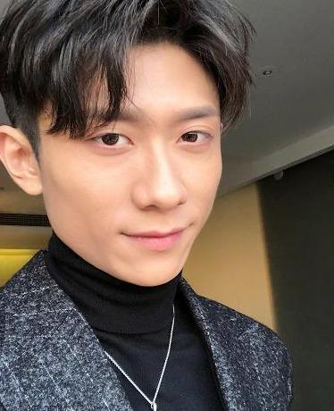 张一山晒自拍帅气出镜,却被胸前的小熊链子抢镜,杨紫躺枪?