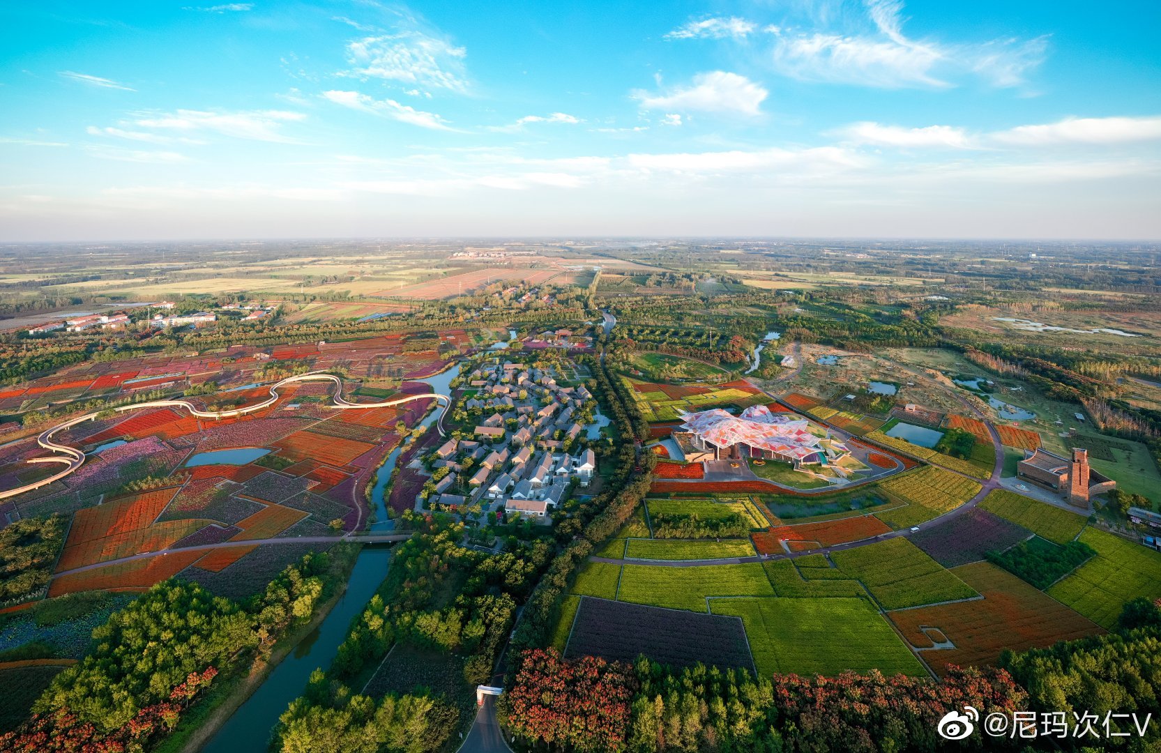 初秋的宿迁三台山衲田花海仿若撒下的彩练如梦似幻美不胜收