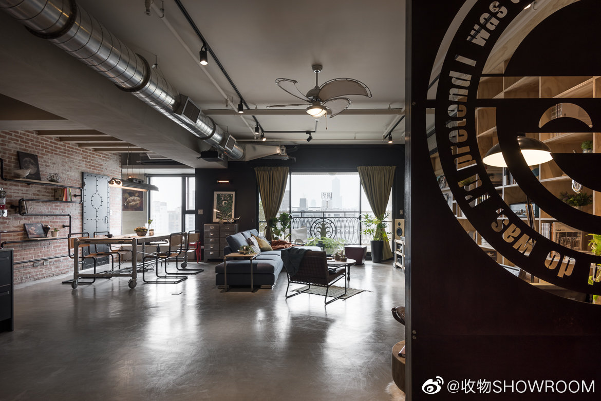 美式复古工业风回忆之家泛黄的老电影海报,旋转的黑胶,古董相机