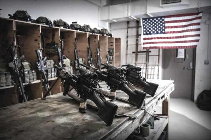美军曝光特种部队游骑兵军械库内挂一排先进枪械还有一款老装备