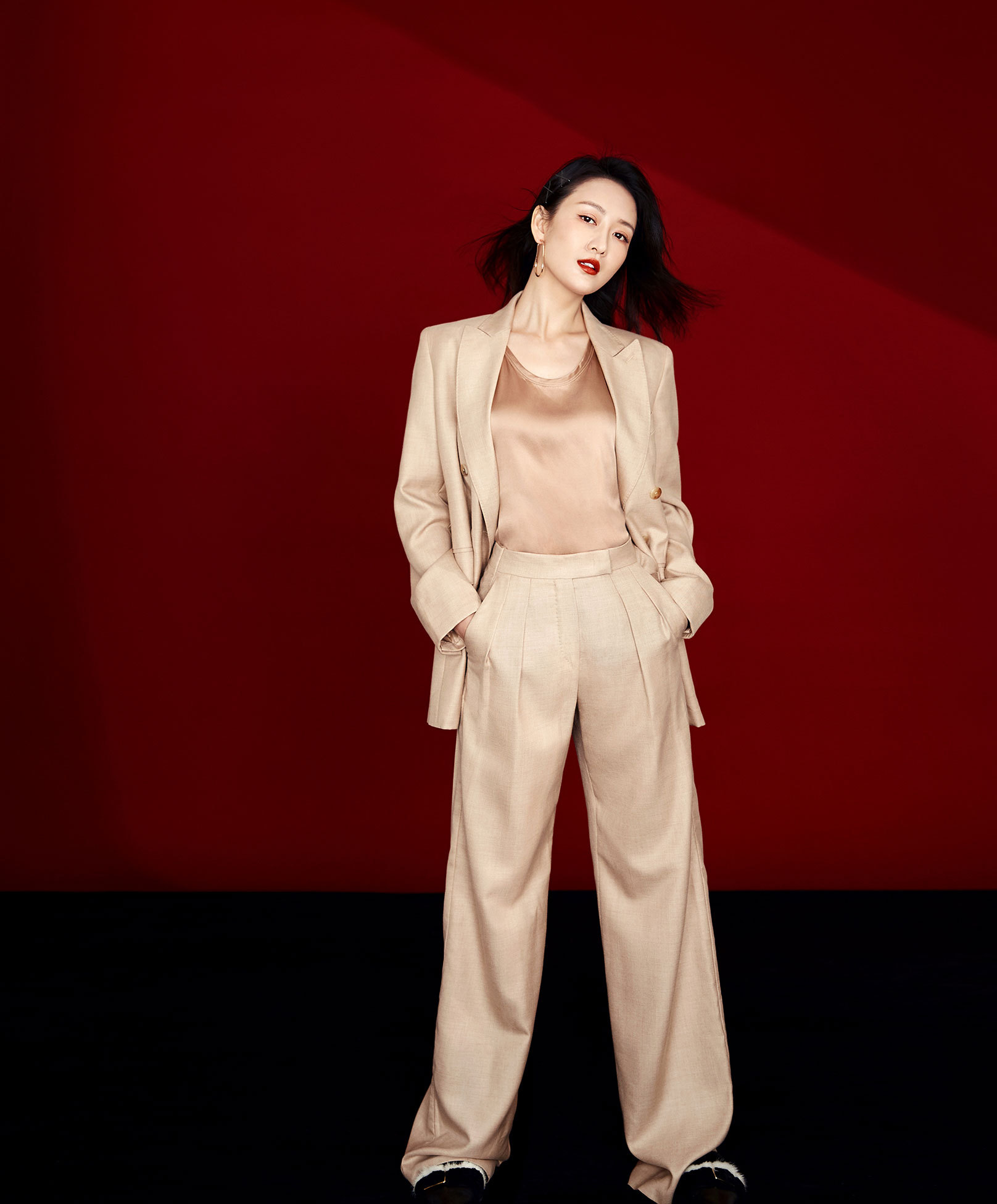 王鸥秀"天鹅颈",穿露肩高开叉鱼尾裙,配珍珠项链高贵而优雅