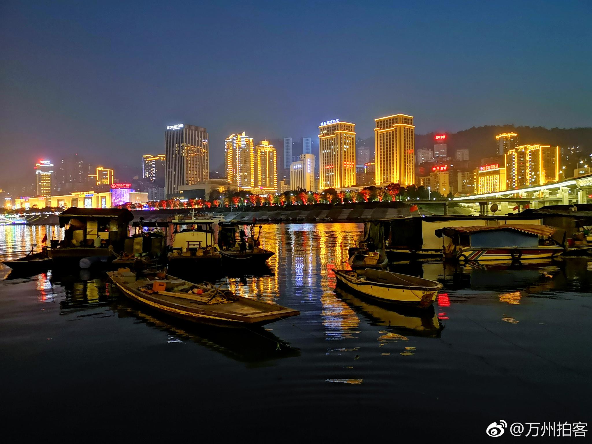 饭后万州的江边走一走看看万州的夜景安逸