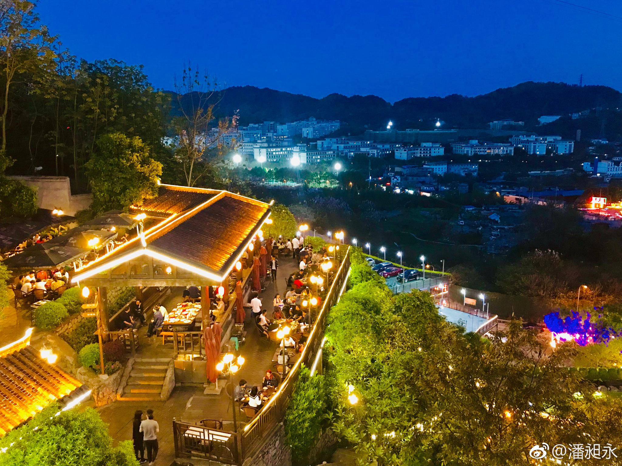 到重庆,哪能不吃火锅?今天来到了巴倒烫火锅店