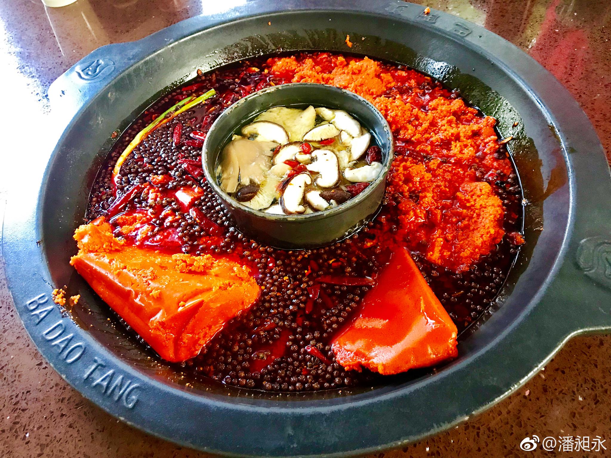 到重庆,哪能不吃火锅?今天来到了巴倒烫火锅店