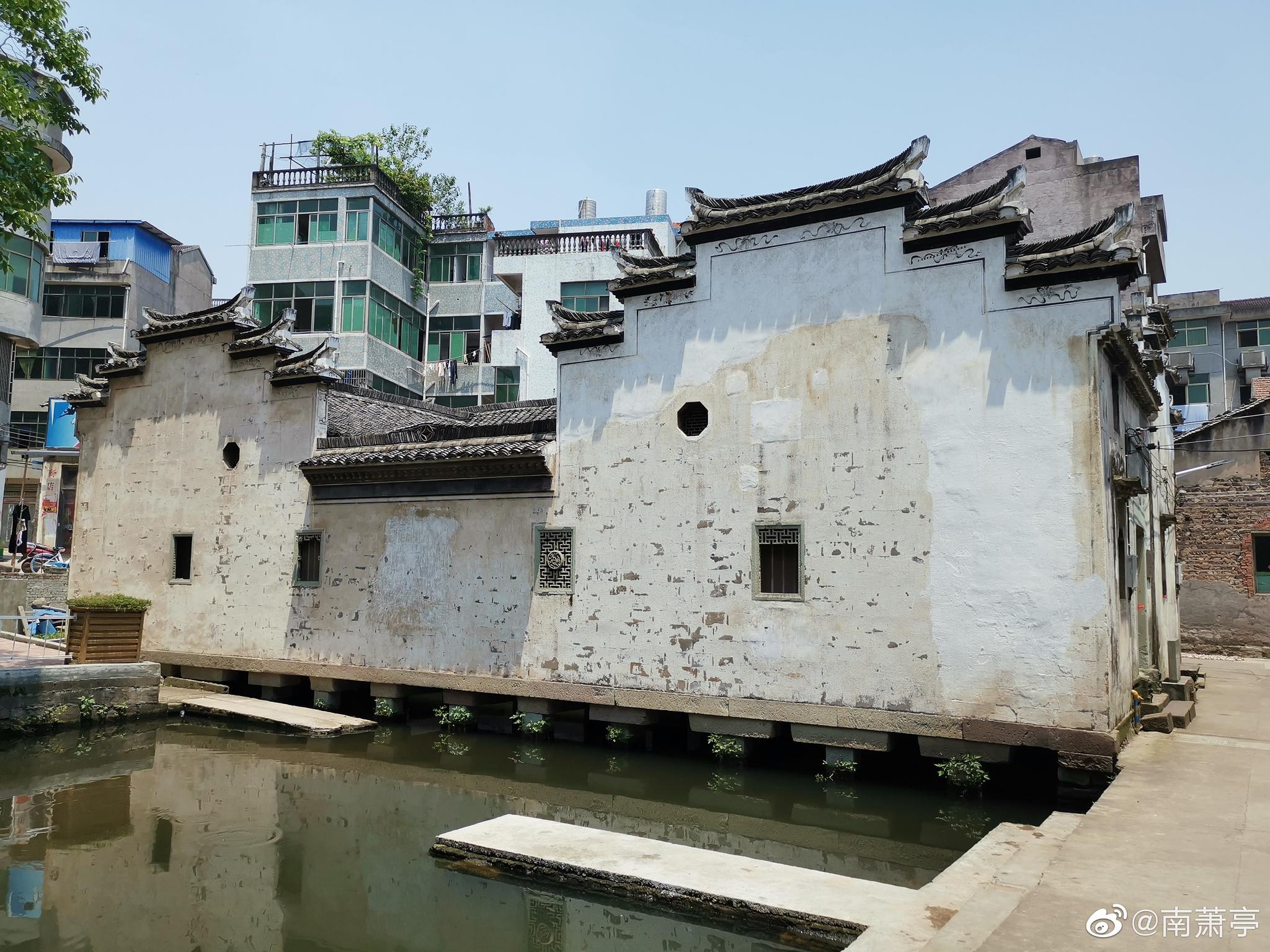 义乌最有趣的老房子——用矮石柱整个架在水塘上