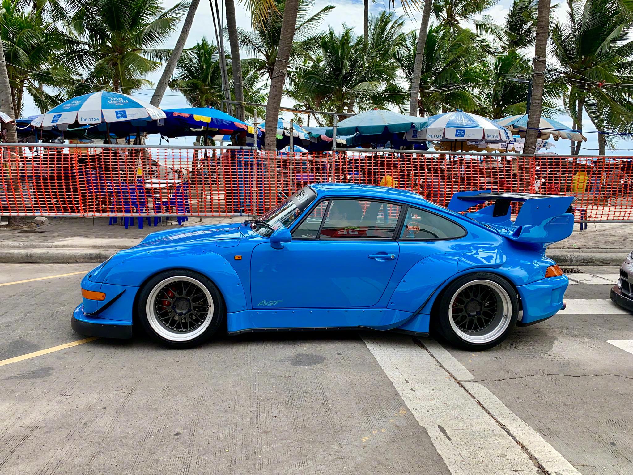 一队保时捷在游行其中三辆rwb改装保时捷993特别抢眼宽体范儿你喜欢哪