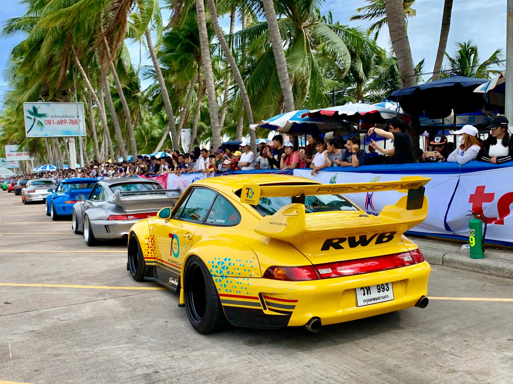 一队保时捷在游行其中三辆rwb改装保时捷993特别抢眼宽体范儿你喜欢哪