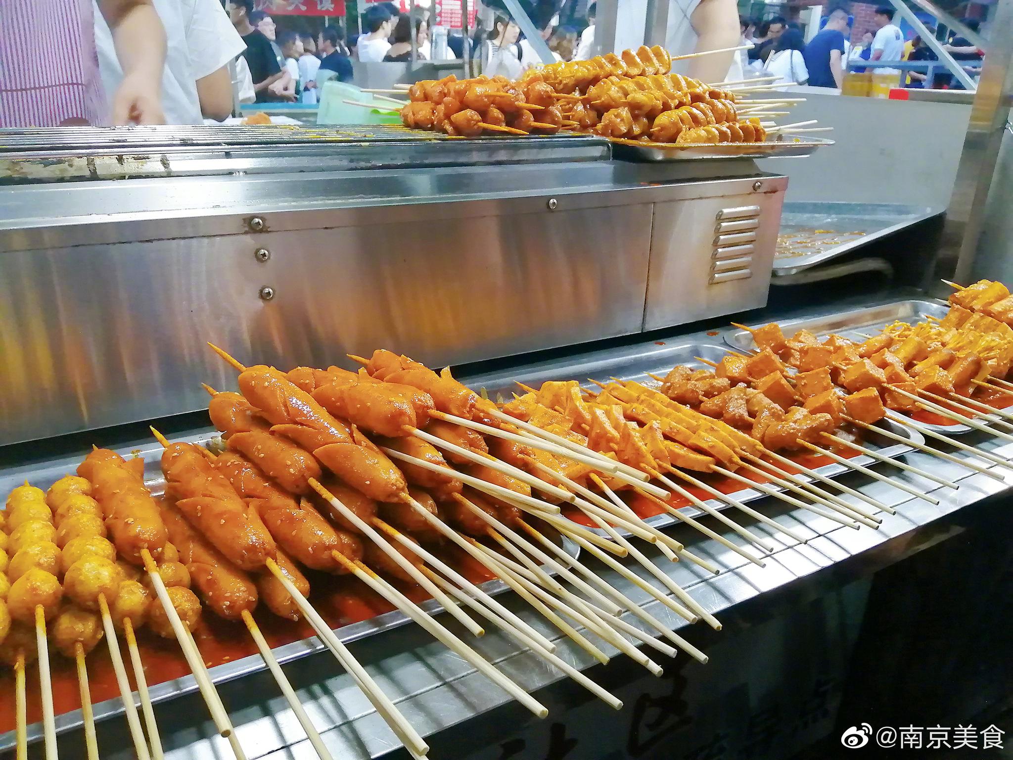 第二弹三江学院四号门名不虚传油炸烤串炸火腿肠瘦肉羹甜品