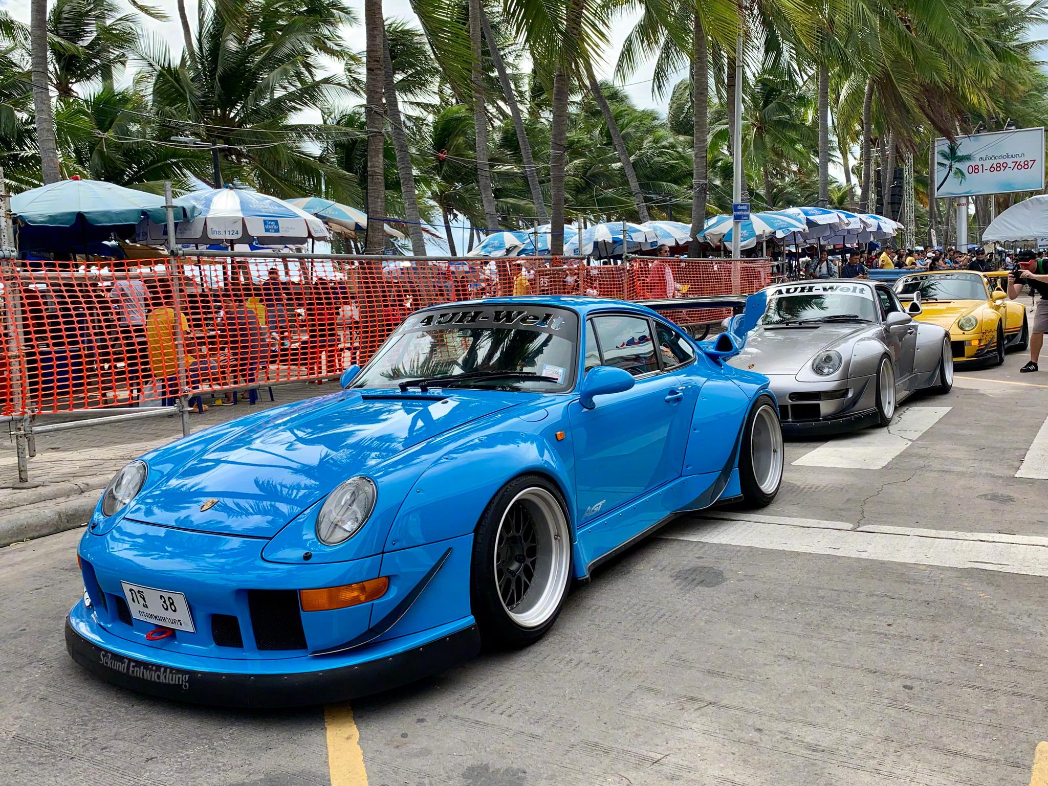 一队保时捷在游行其中三辆RWB改装保时捷993特别抢眼宽体范儿你喜欢哪