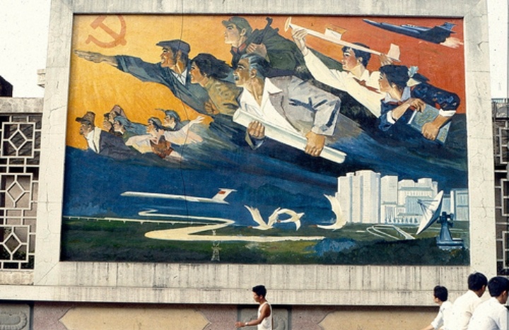 80年代街头计划生育宣传画一对夫妻一个孩妈妈只生一个好