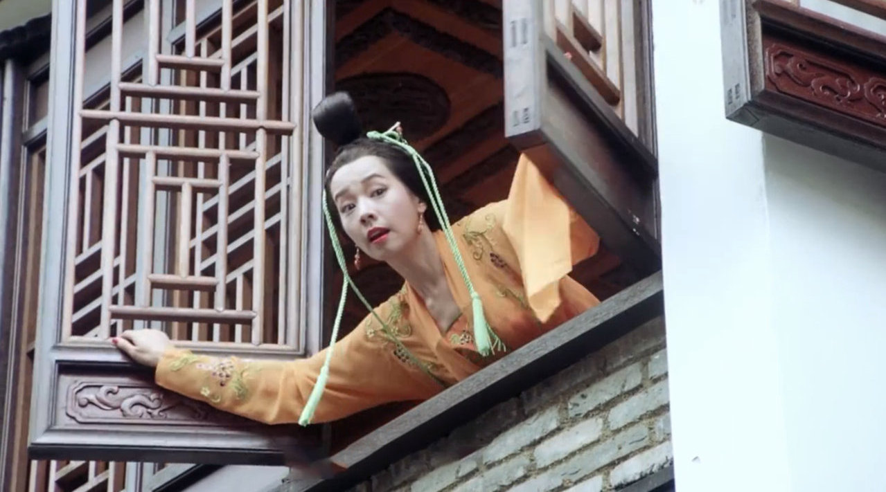 6分钟看 《水浒笑传》, 潘金莲往下扔竹竿,砸中一堆路人