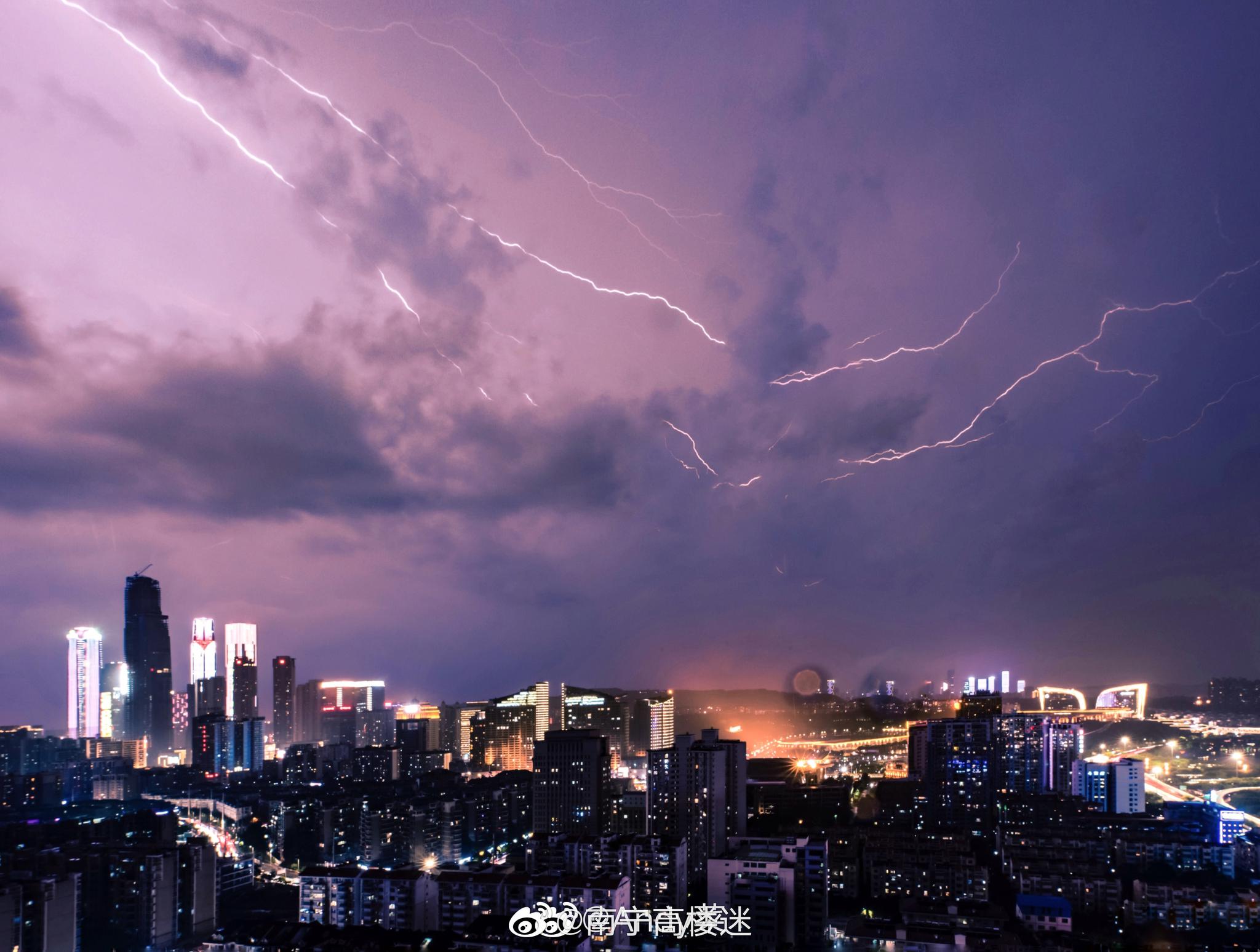 夏秋交际的南宁是雷雨闪电,动漫粉色系与蓝天白云的集锦.@andy菜