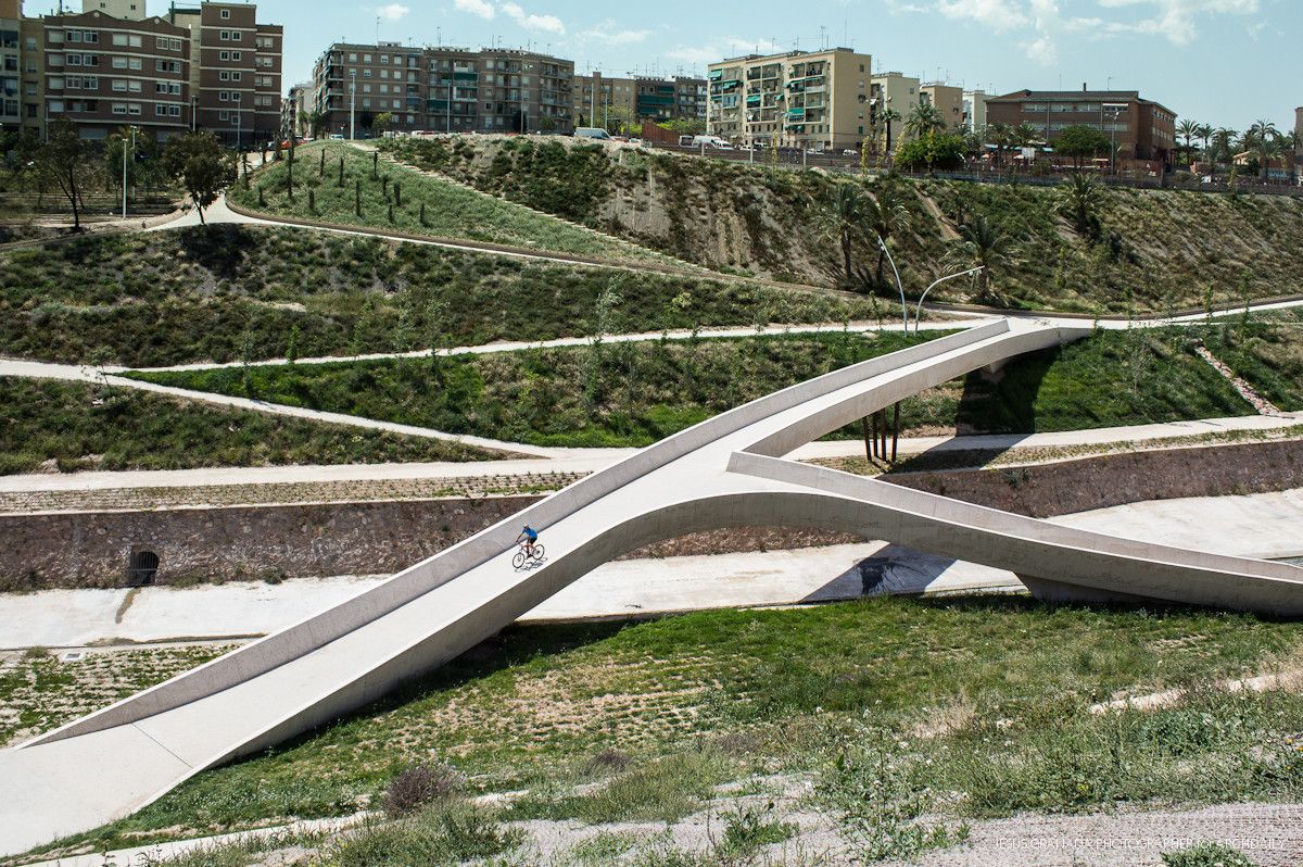 案例参考架空步道连廊