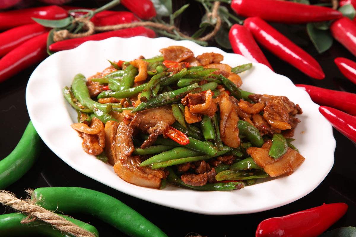 炒猪肉到底先放盐还是酱油? 做好这几步, 炒出来鲜嫩还很下饭