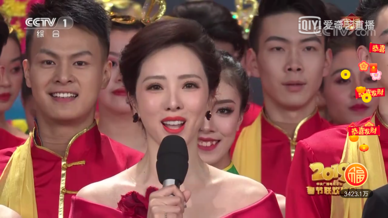 没有了董卿的春晚,女主持李思思荧光口红和朱迅金楼阁耳坠成亮点