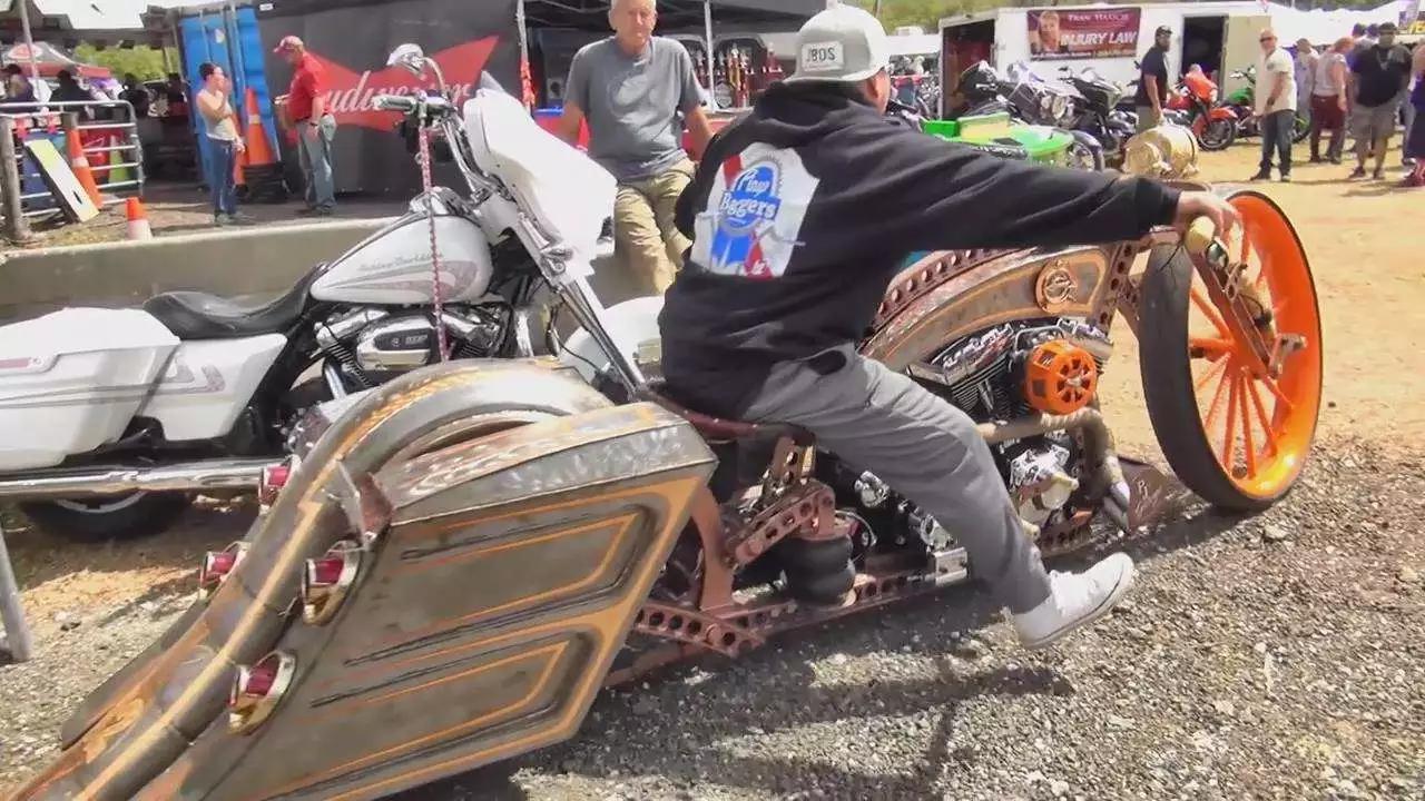 《唐人街探案2》:机车党大哥抱着宝强跳舞,在美国势力多大?