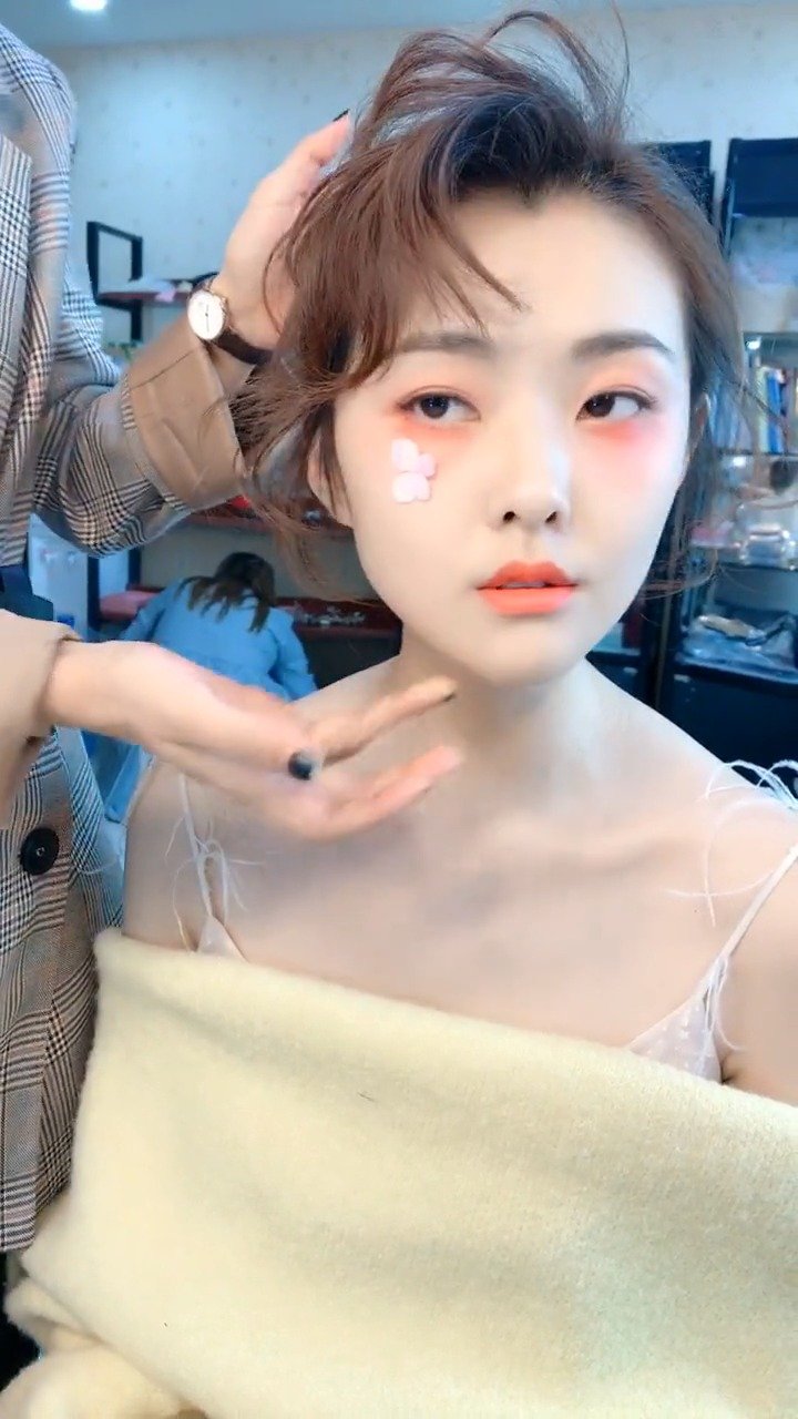 这款橘粉色系的妆容你喜欢吗 :彭彭美妆