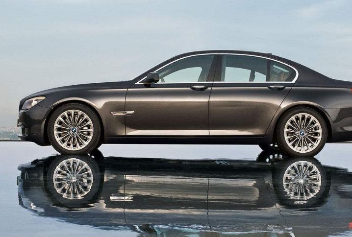 宝马530和奔驰e300,这两款汽车哪个成本高?来看看老司机