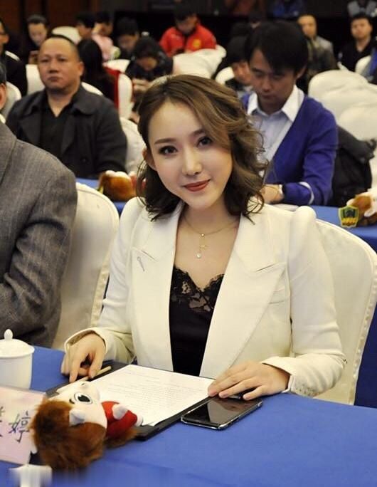 中国足坛最美女老板,把队徽纹大腿上,身材傲人颜值高28岁仍单身