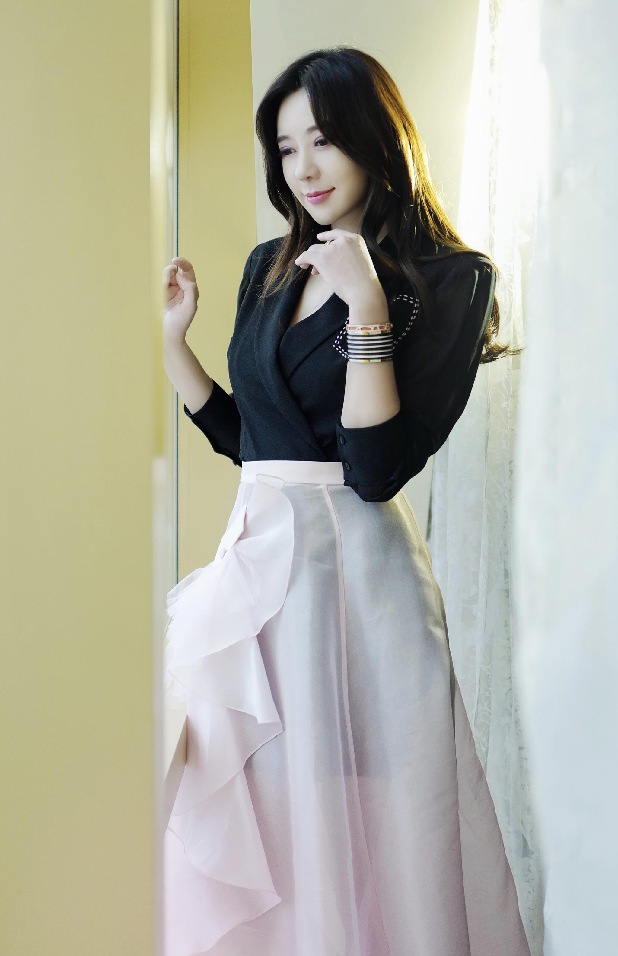 今日,女神周韦彤@周韦彤cica 出席电影新闻发布会,黑色v领衬衣