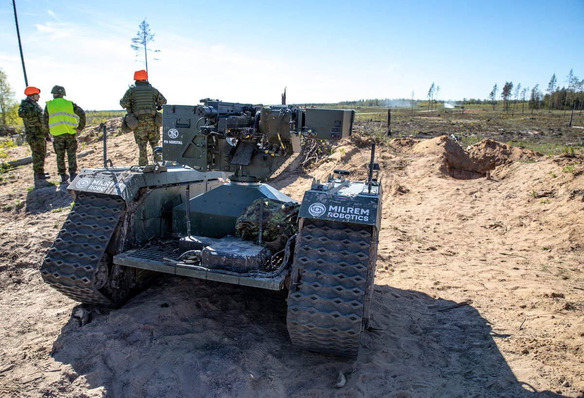 爱沙尼亚陆军在演习中使用安装了fn herstal公司defender遥控武器站的