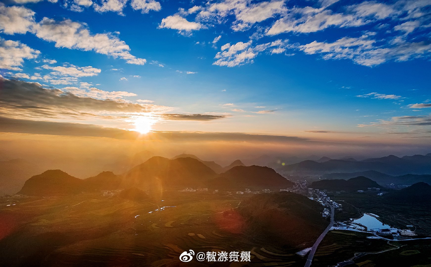 贵阳高坡上的日出,山群层层叠叠直至远方,太阳缓缓升起