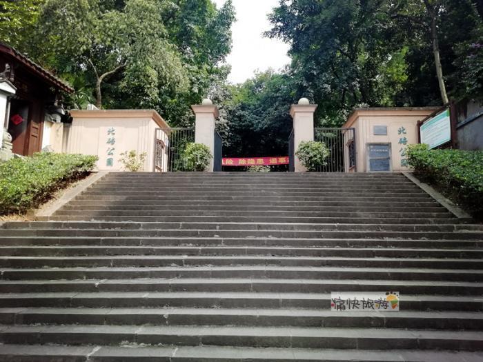 北碚公园原址为火焰山东岳庙,其地势较高,近可以俯瞰北碚城市街景