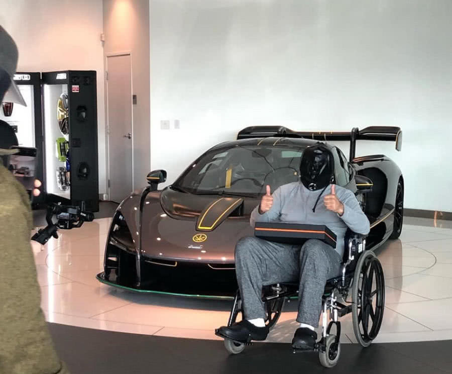 土豪哥带面具提迈凯伦1000万的车不到一个礼拜就被烧毁